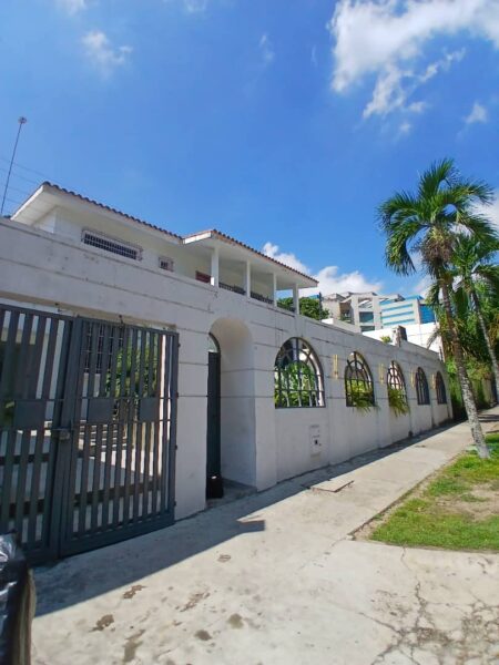 Casa en Alquiler en Urb. La Viña, Rediseñada Para ShowRoom, Valencia-Carabobo.