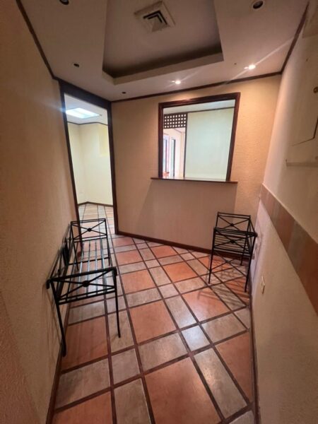 Alquilo Oficina en Edificio Torre BNC, Av. Bolívar Valencia.