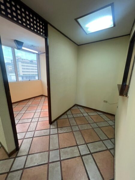 Alquilo Oficina en Edificio Torre BNC, Av. Bolívar Valencia.