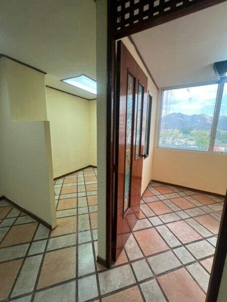 Alquilo Oficina en Edificio Torre BNC, Av. Bolívar Valencia.