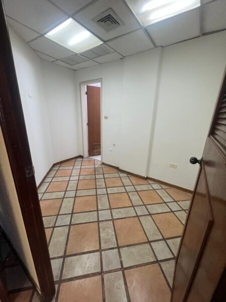 Alquilo Oficina en Edificio Torre BNC, Av. Bolívar Valencia.