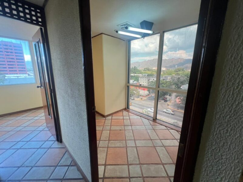 Alquilo Oficina en Edificio Torre BNC, Av. Bolívar Valencia.