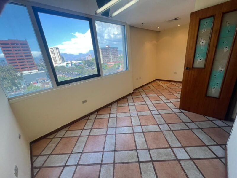Alquilo Oficina en Edificio Torre BNC, Av. Bolívar Valencia.