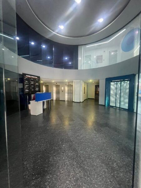 Alquilo Oficina en Edificio Torre BNC, Av. Bolívar Valencia.