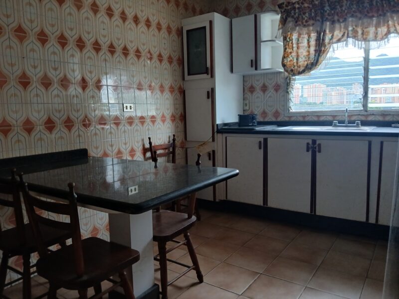 VENDO APARTAMENTO UBICADO EN URB. PARQUE TRIGAL VALENCIA.